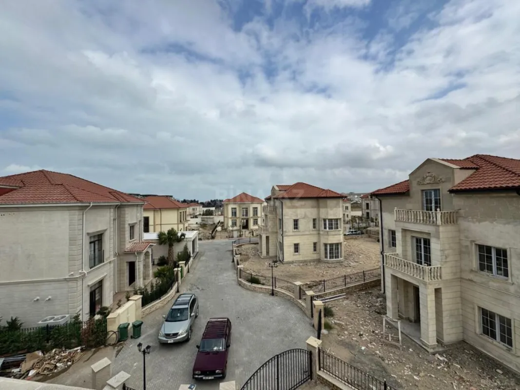 Satılır 8 otaqlı həyət evi 345 m²