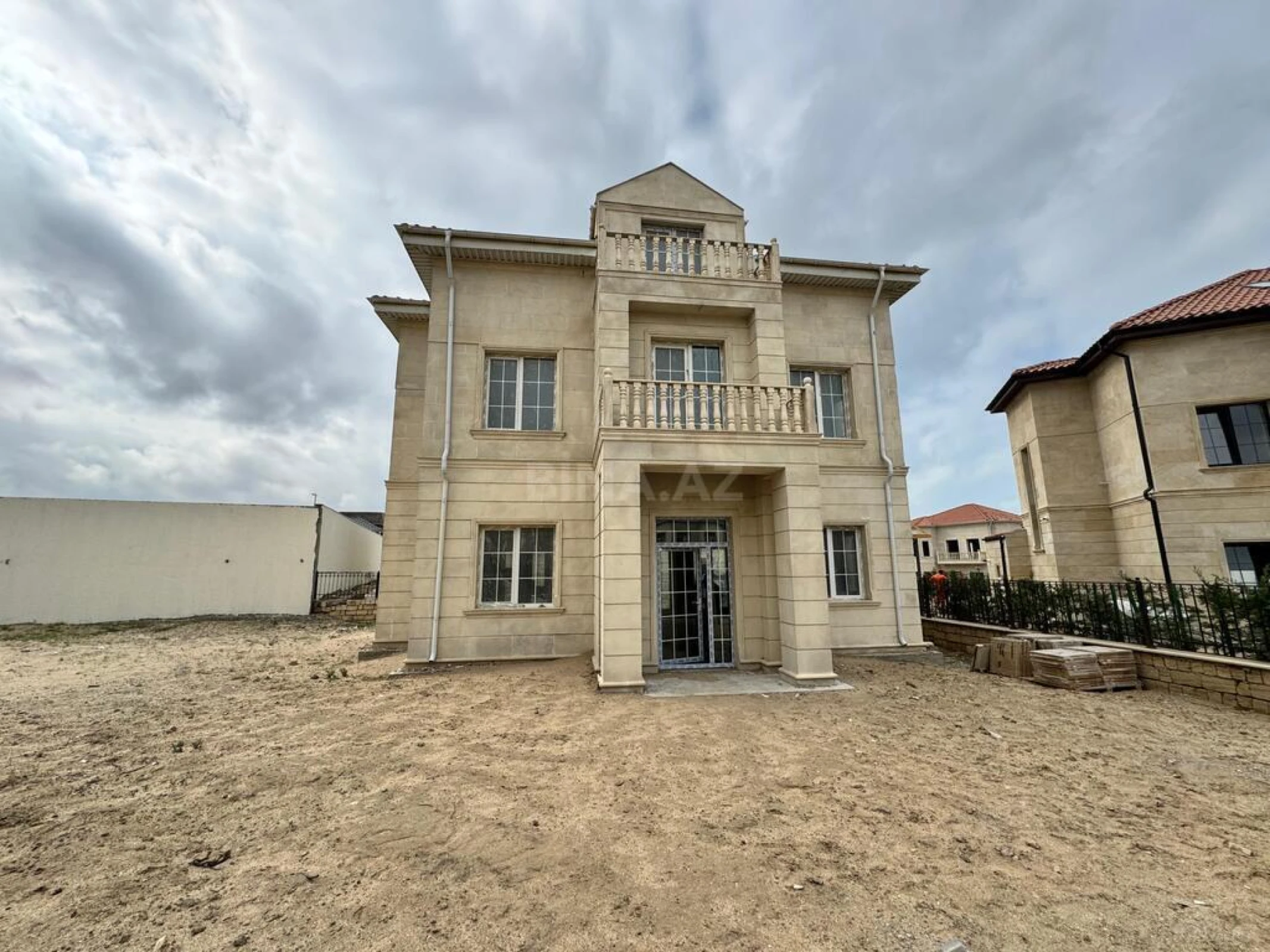 Satılır 8 otaqlı həyət evi 345 m²