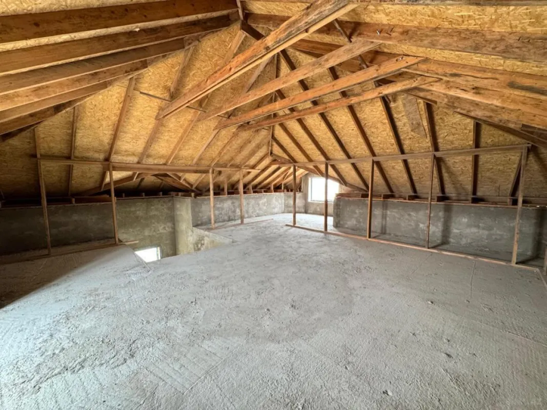 Satılır 8 otaqlı həyət evi 345 m²