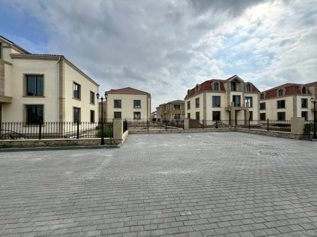 Satılır 8 otaqlı həyət evi 345 m²