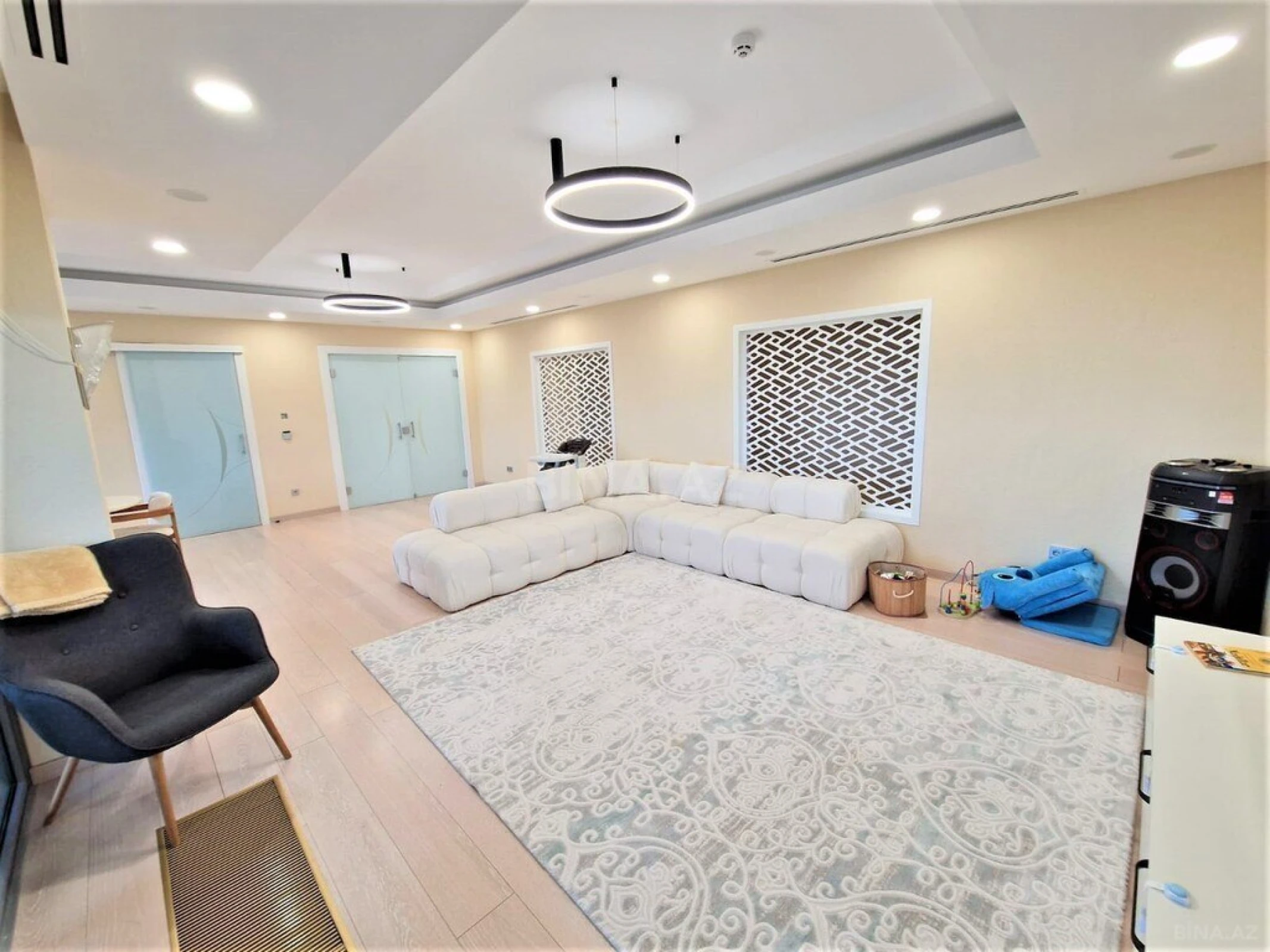 Kirayə verilir 4 otaqlı mənzil 340 m²