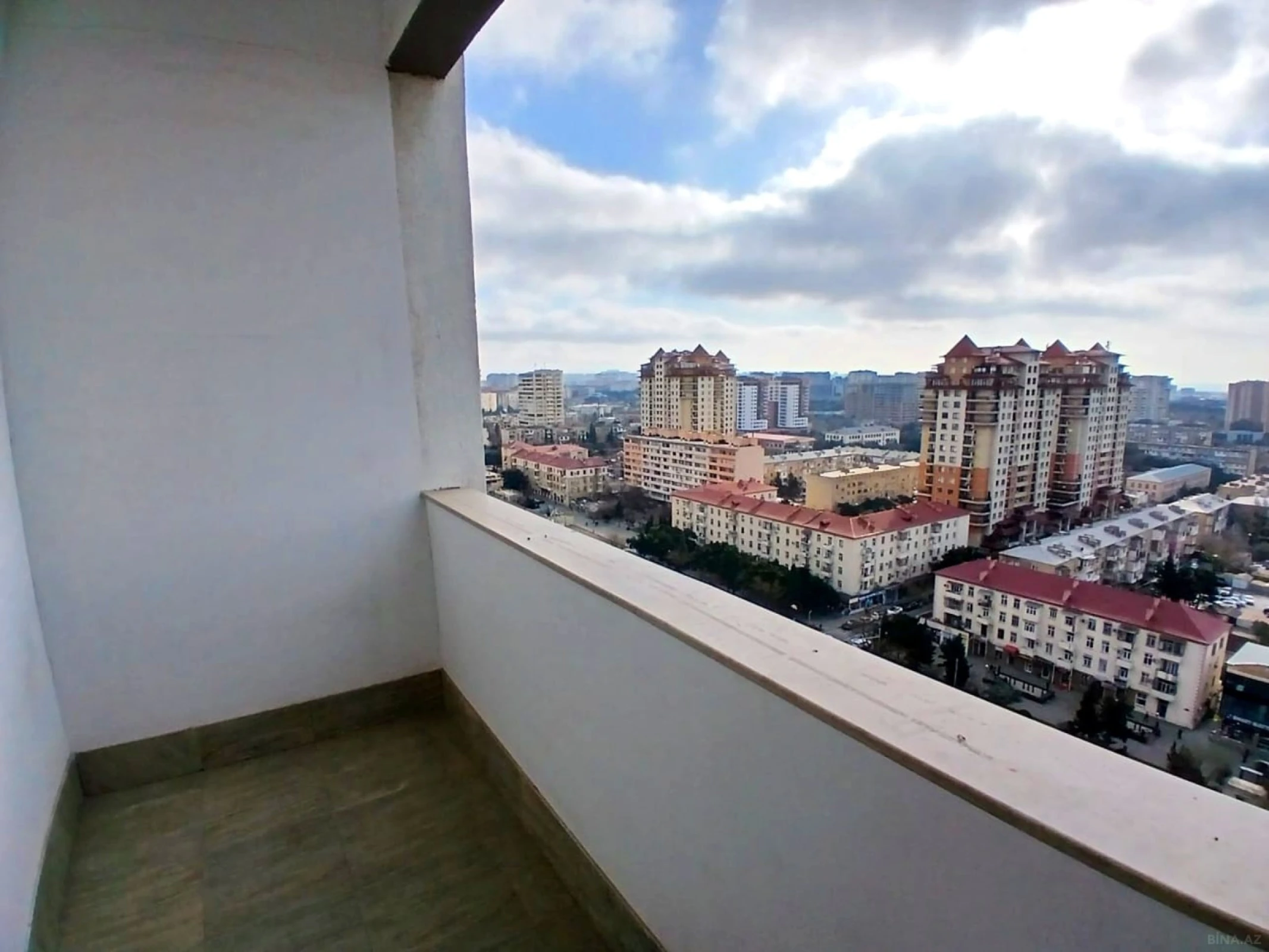 Satılır 3 otaqlı mənzil 107 m²