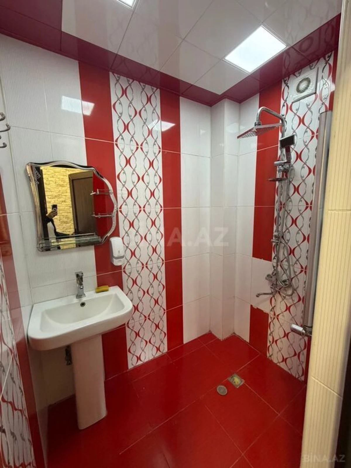 Satılır 2 otaqlı mənzil 76 m²