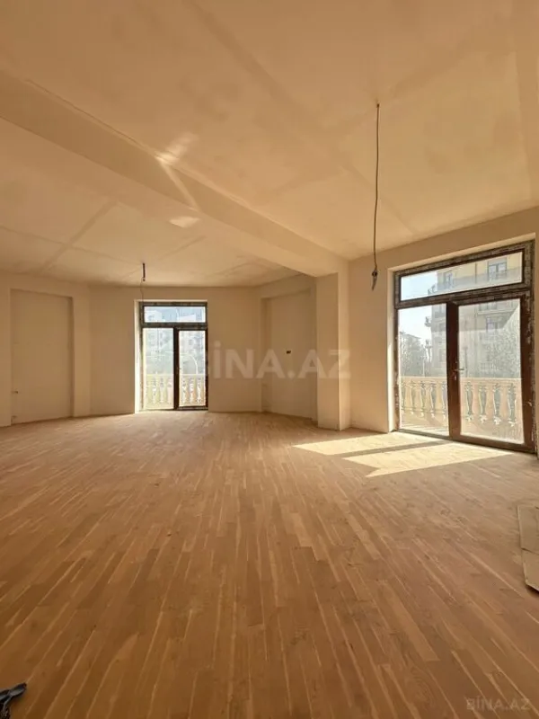 Satılır 3 otaqlı mənzil 130 m²
