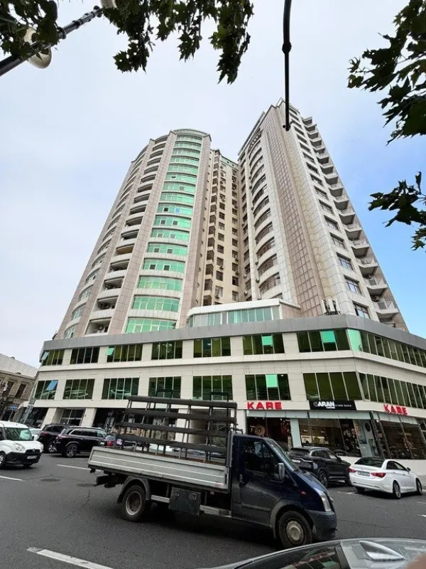 Satılır 4 otaqlı mənzil 228 m²