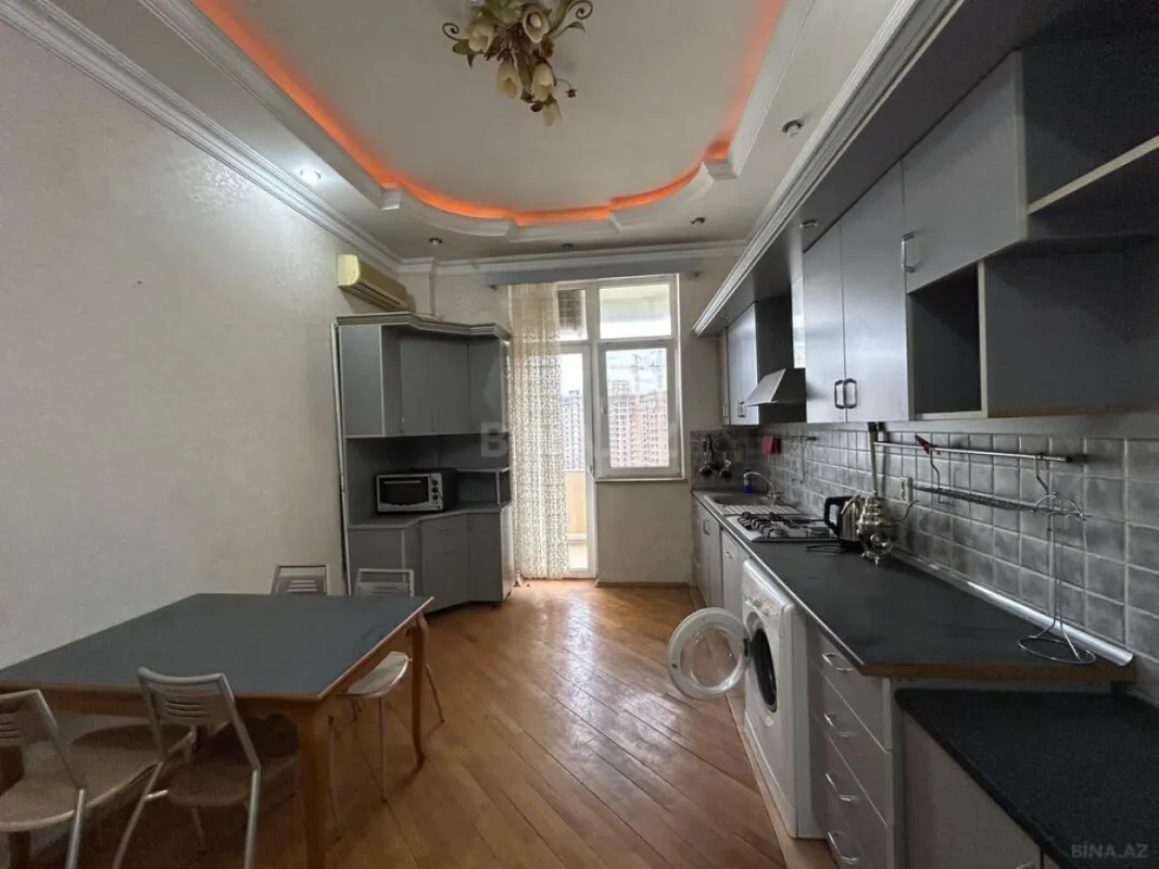 Satılır 3 otaqlı mənzil 145 m²