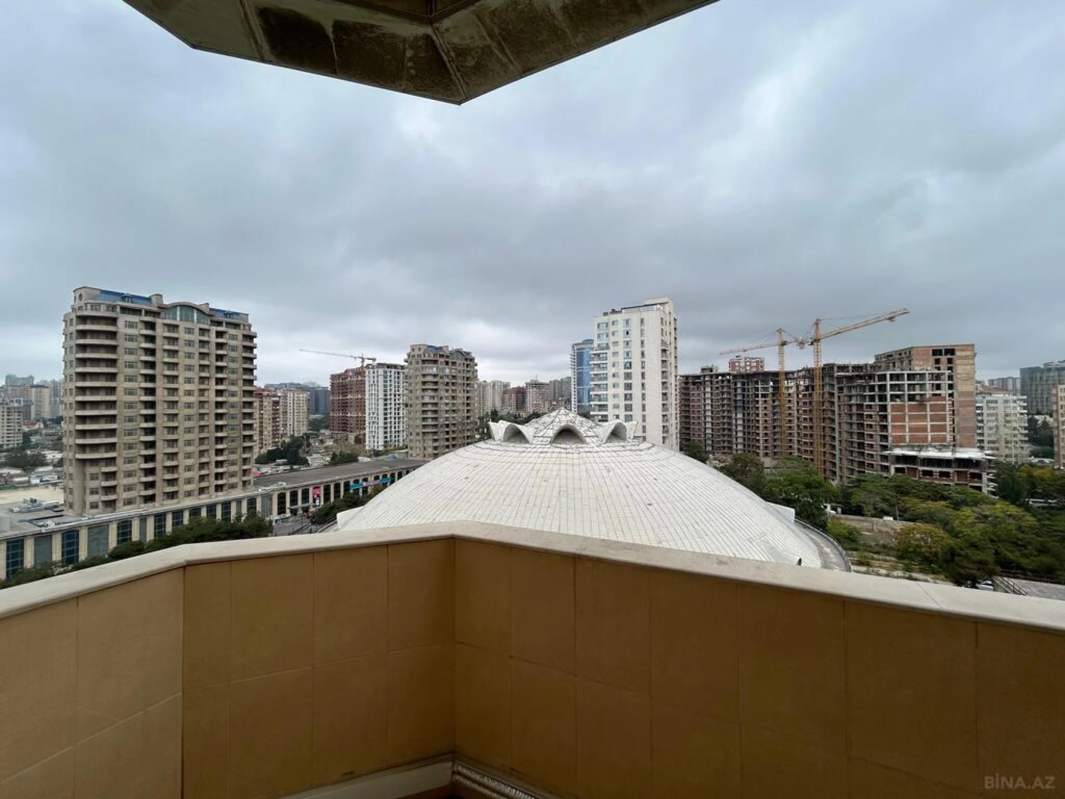 Satılır 3 otaqlı mənzil 145 m²