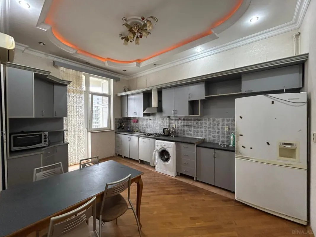 Satılır 3 otaqlı mənzil 145 m²