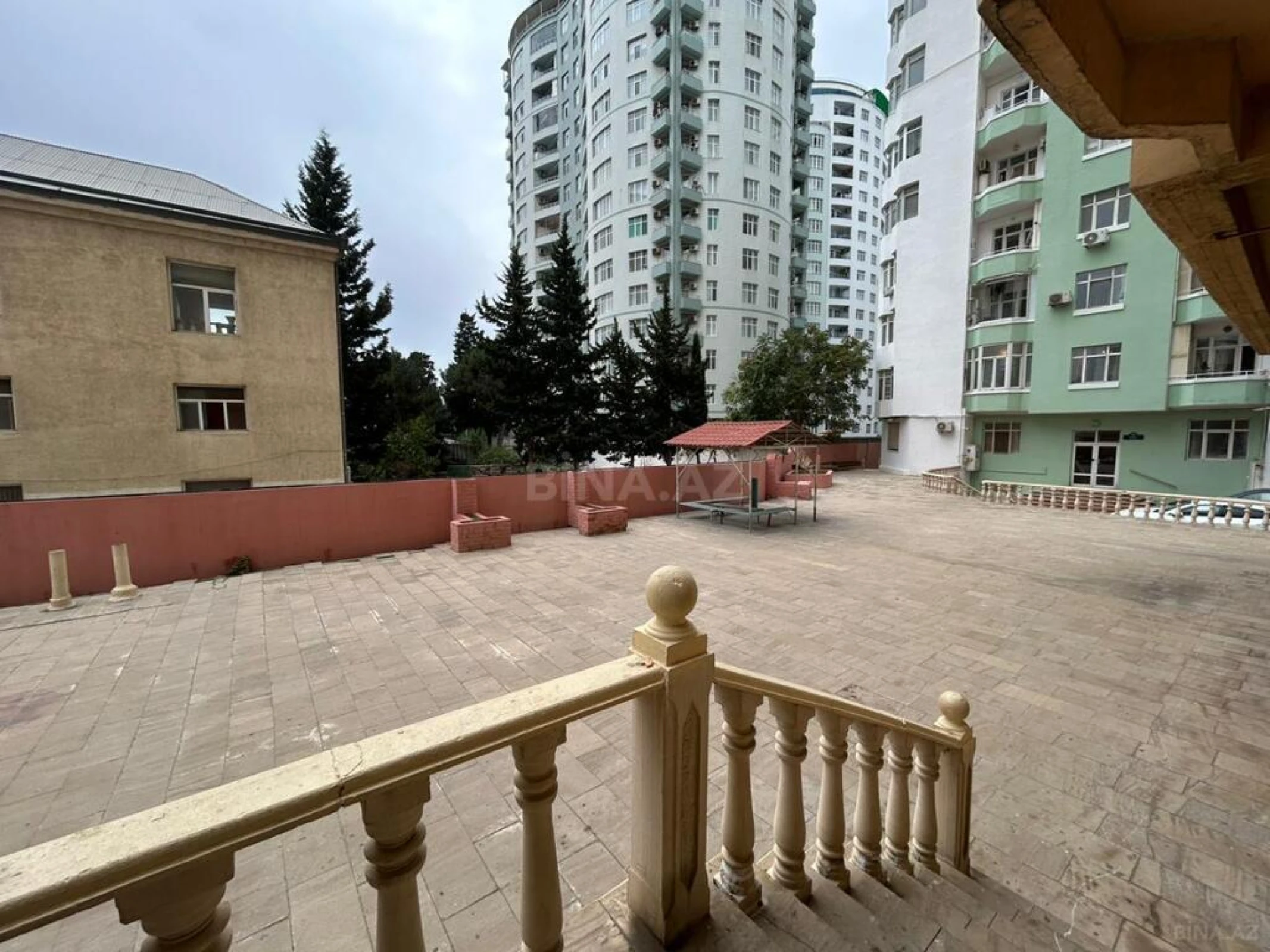 Satılır 3 otaqlı mənzil 145 m²