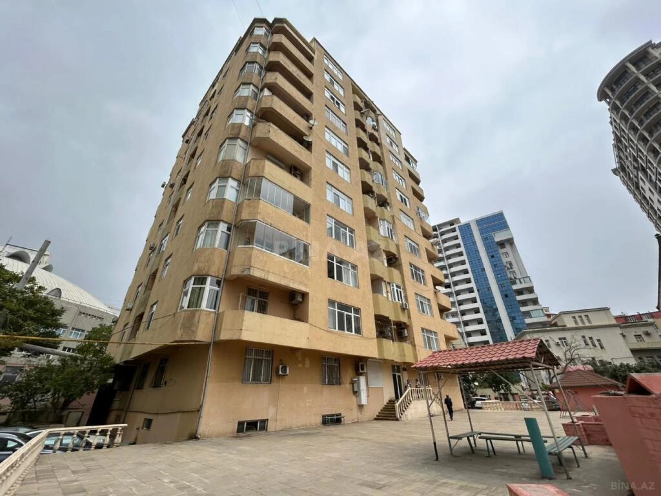 Satılır 3 otaqlı mənzil 145 m²