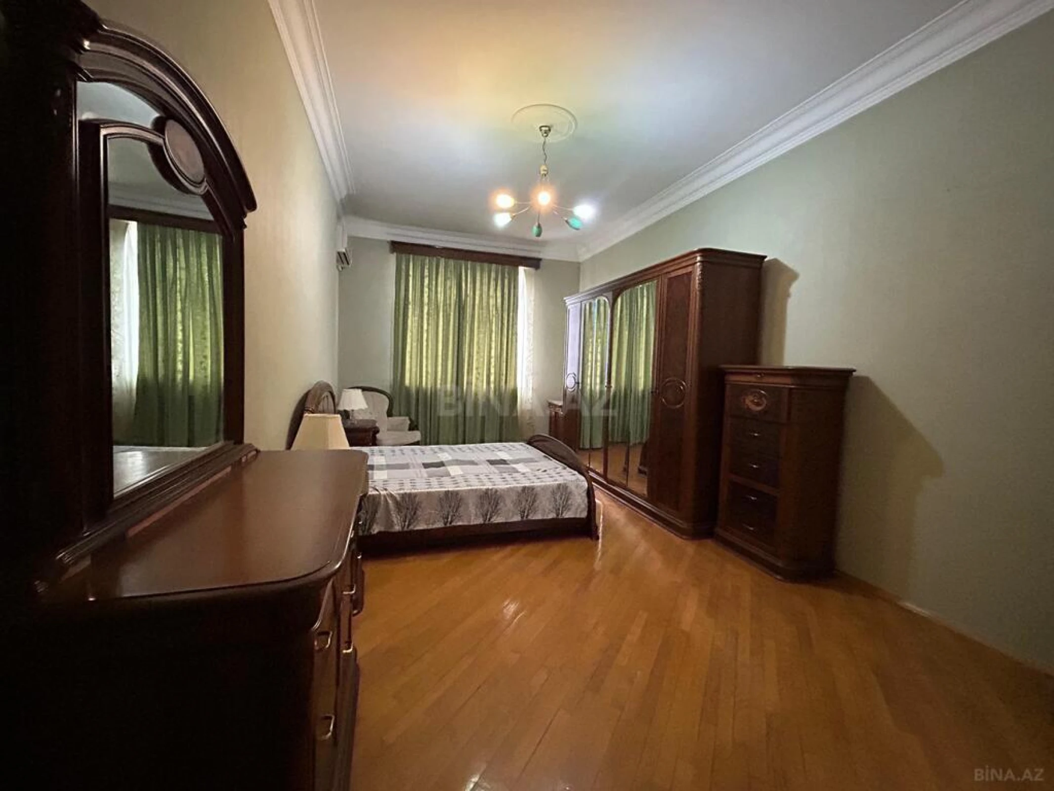 Satılır 3 otaqlı mənzil 145 m²