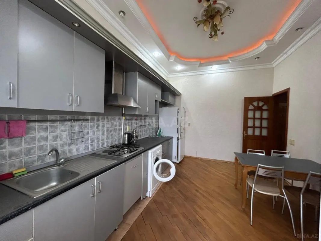 Satılır 3 otaqlı mənzil 145 m²