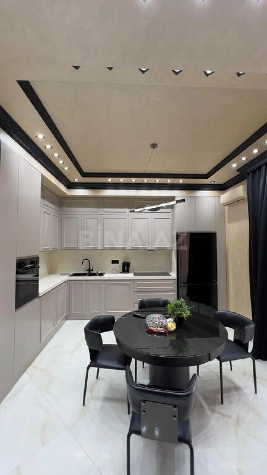 Satılır 3 otaqlı mənzil 140 m²