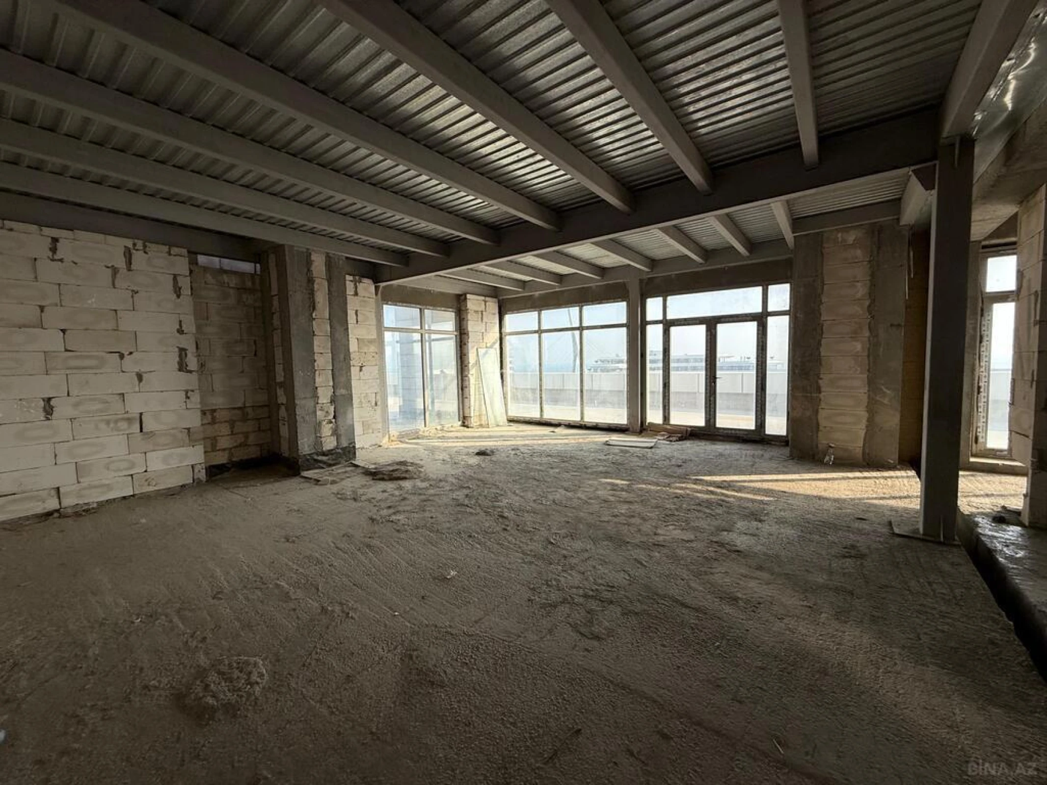 Satılır 8 otaqlı mənzil 750 m²