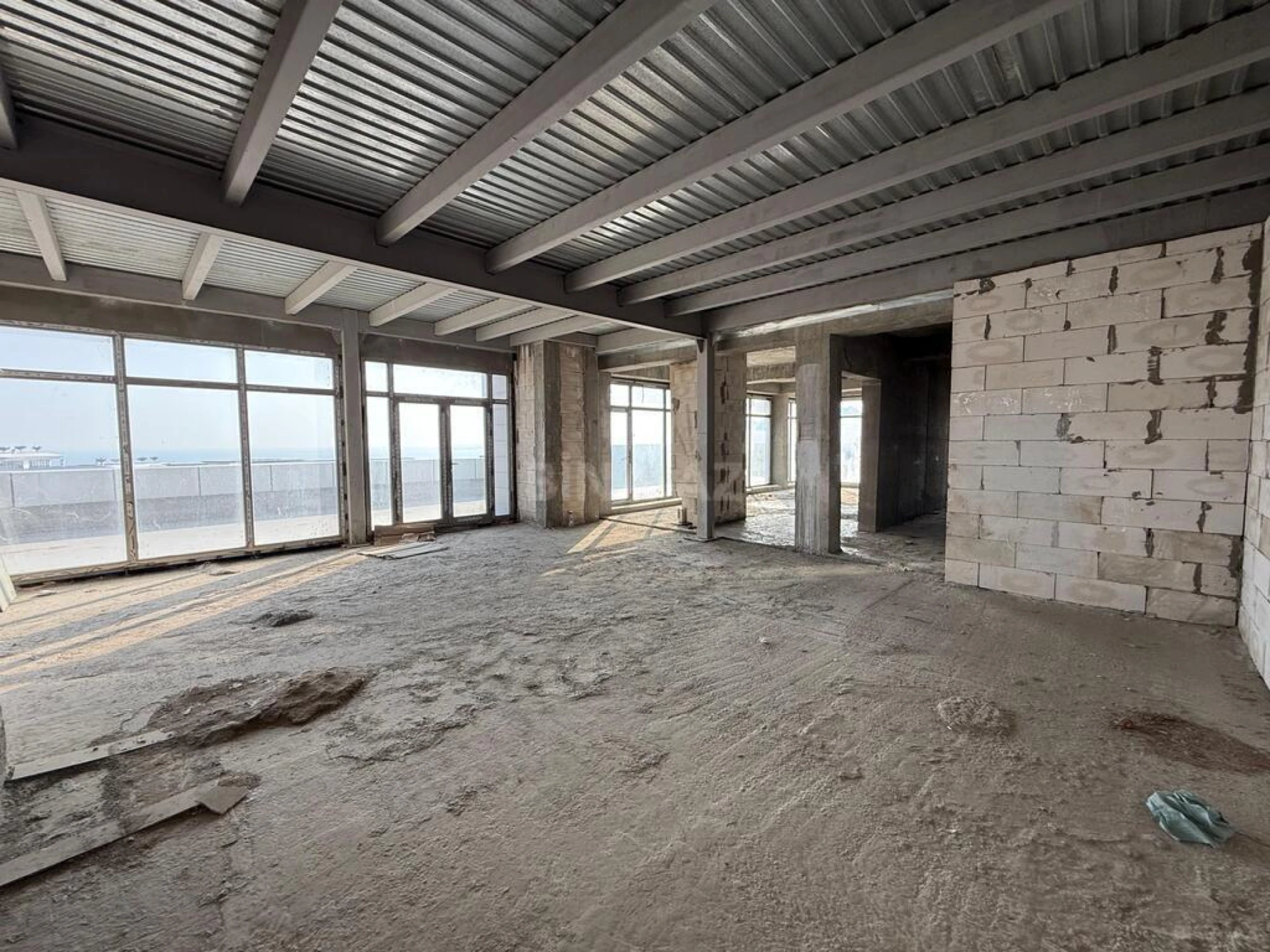 Satılır 8 otaqlı mənzil 750 m²