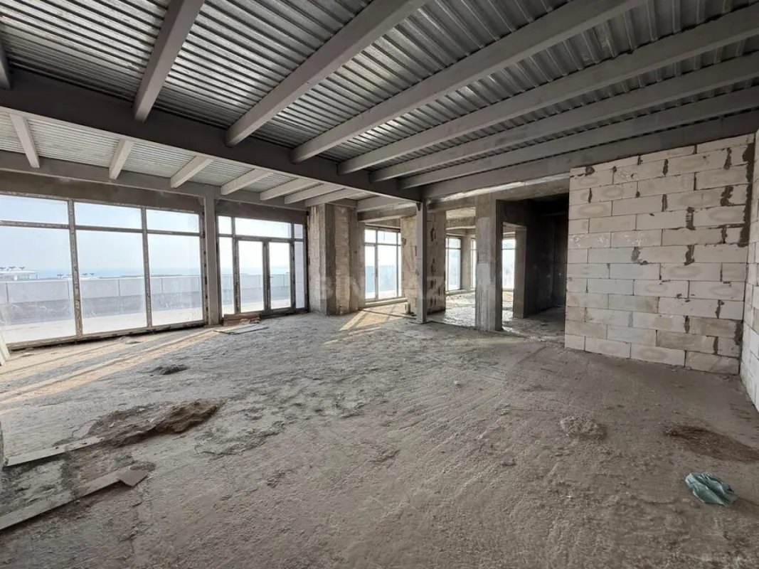 Satılır 8 otaqlı mənzil 750 m²
