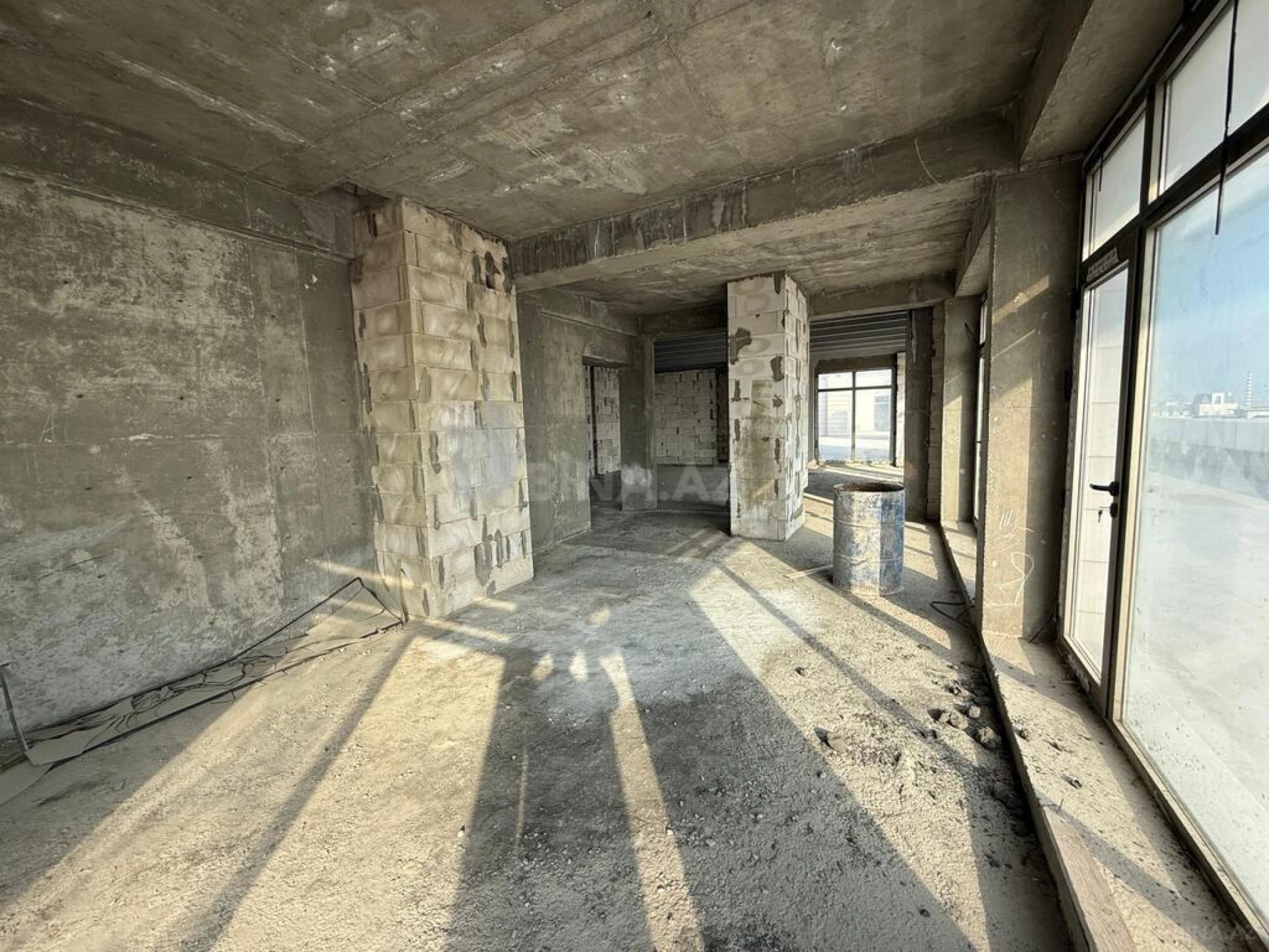 Satılır 8 otaqlı mənzil 750 m²