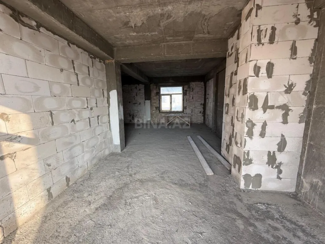 Satılır 8 otaqlı mənzil 750 m²