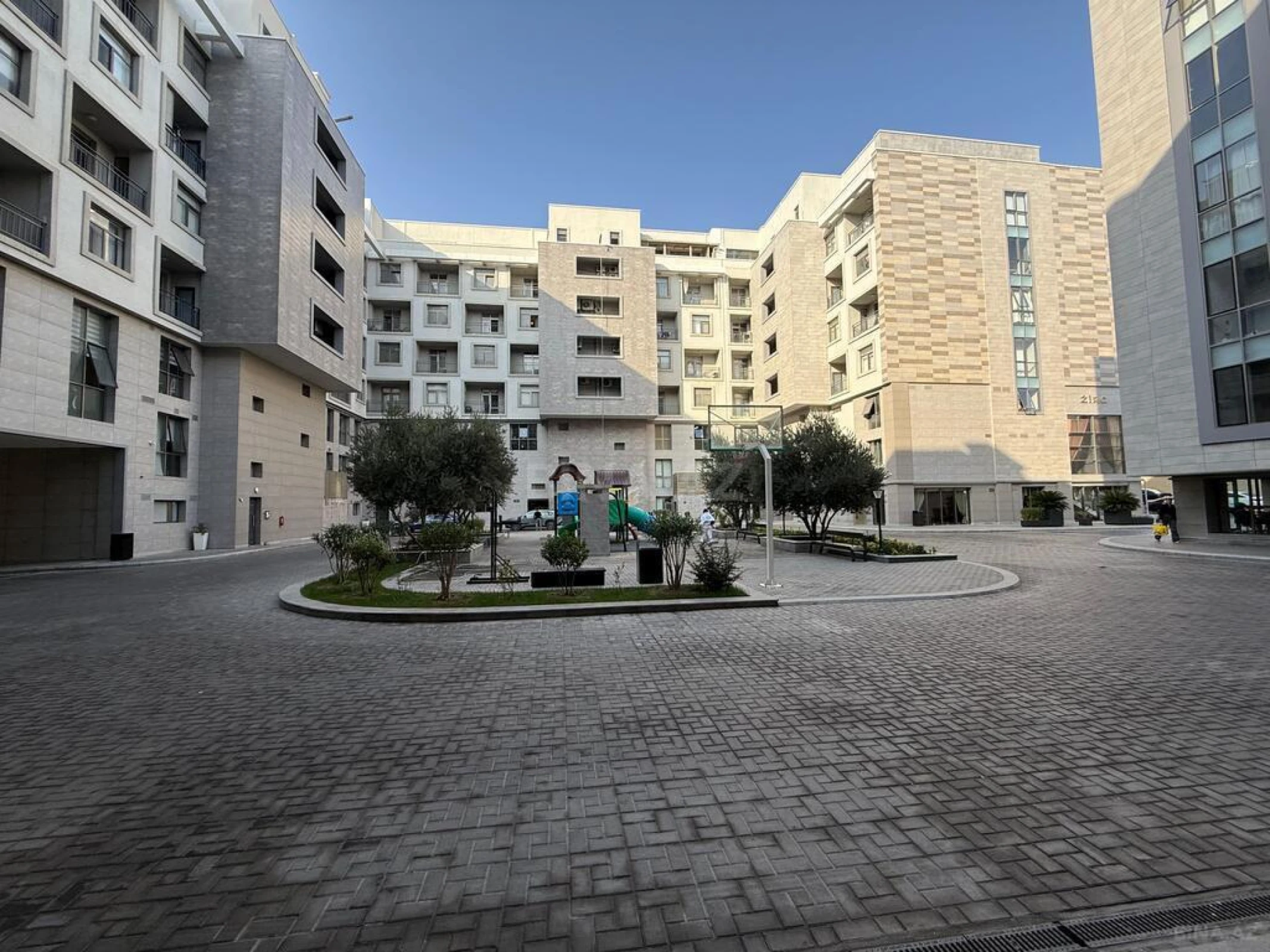Satılır 8 otaqlı mənzil 750 m²