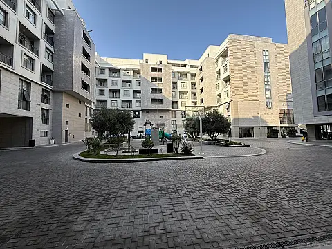 Satılır 8 otaqlı mənzil 750 m²