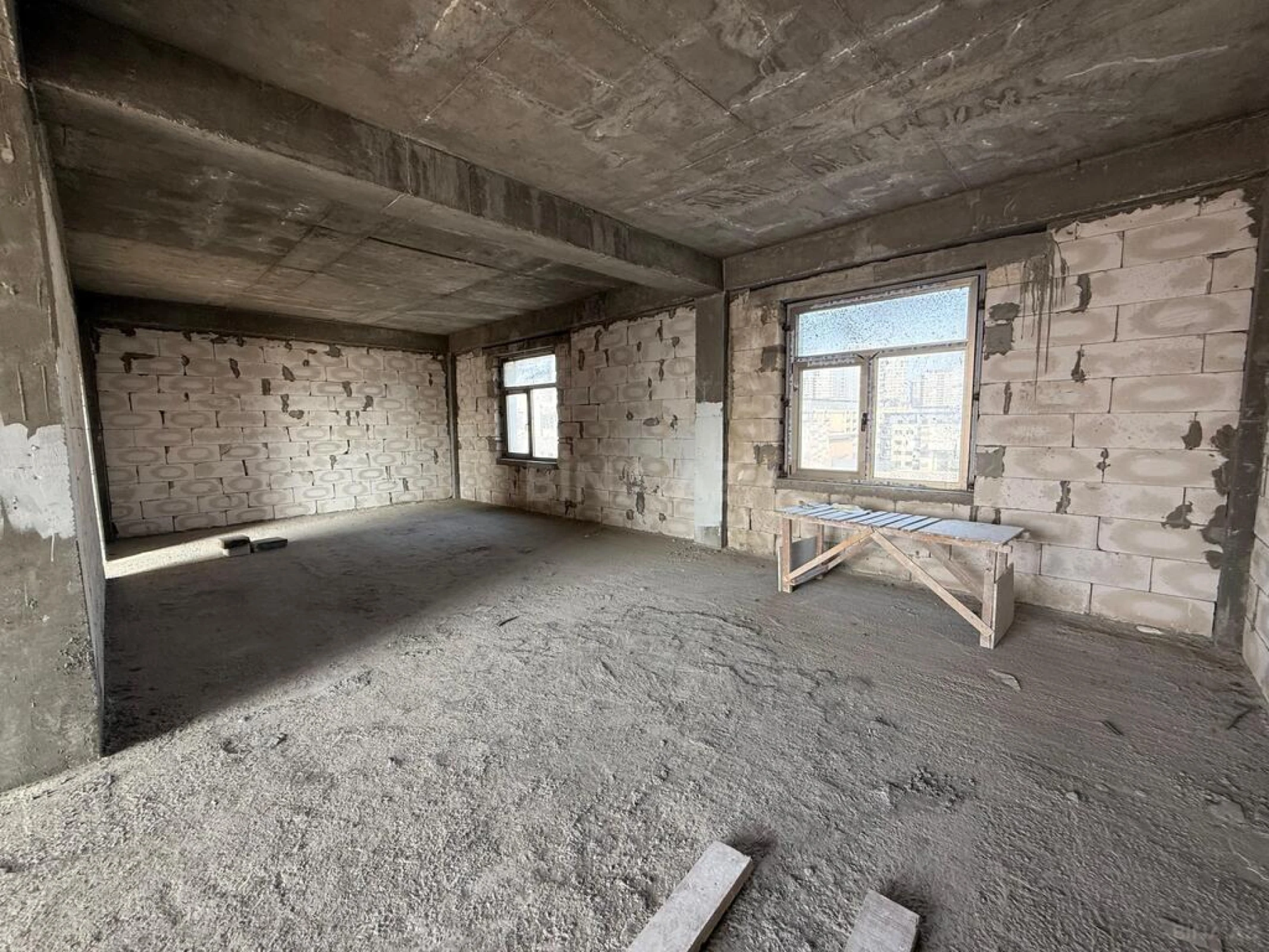 Satılır 8 otaqlı mənzil 750 m²