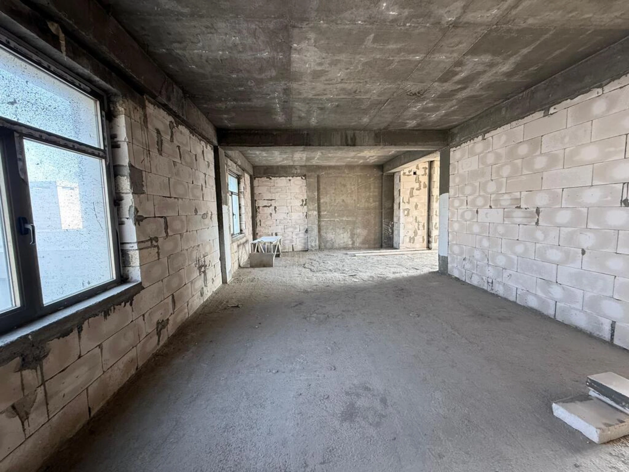 Satılır 8 otaqlı mənzil 750 m²