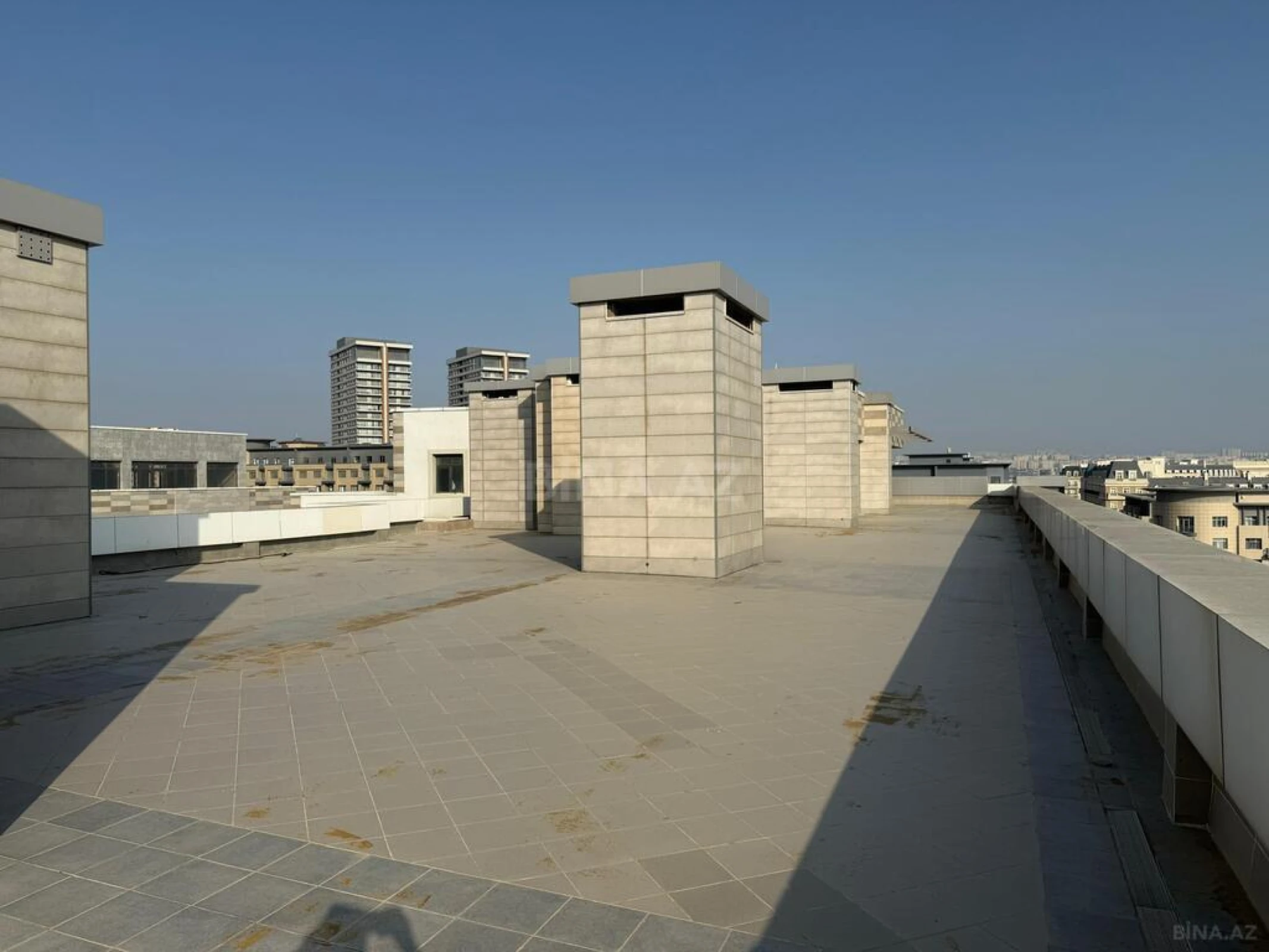 Satılır 8 otaqlı mənzil 750 m²