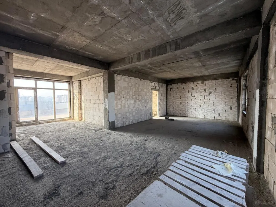 Satılır 8 otaqlı mənzil 750 m²