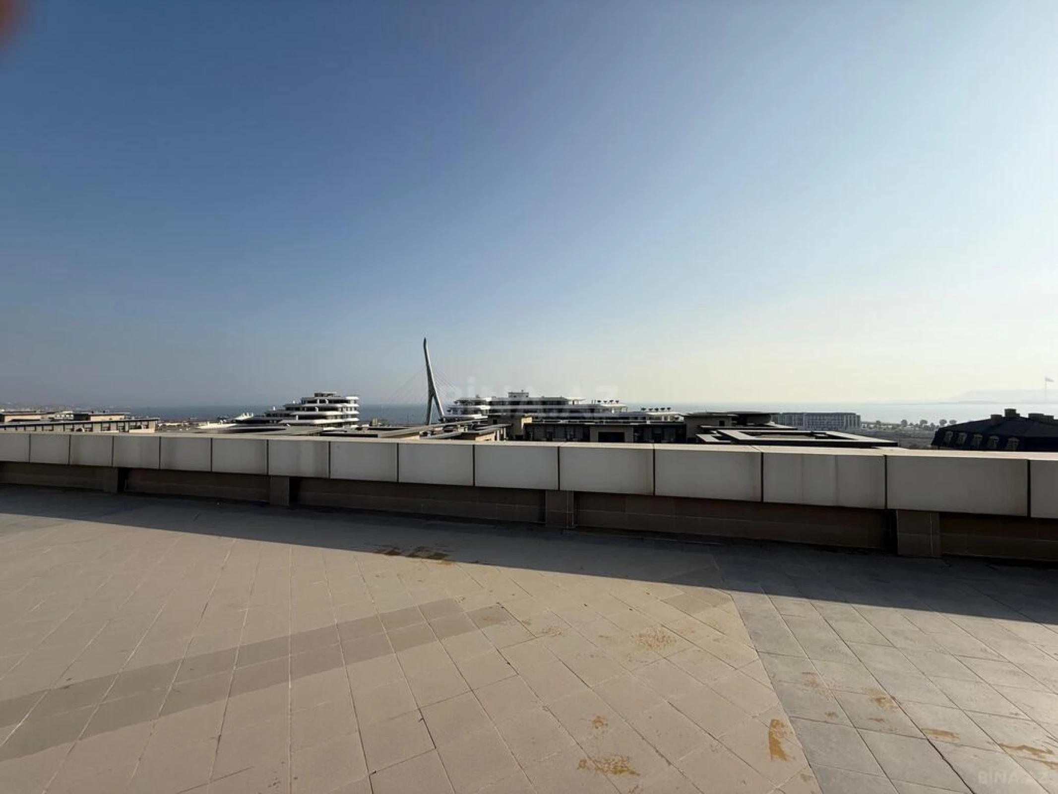 Satılır 8 otaqlı mənzil 750 m²