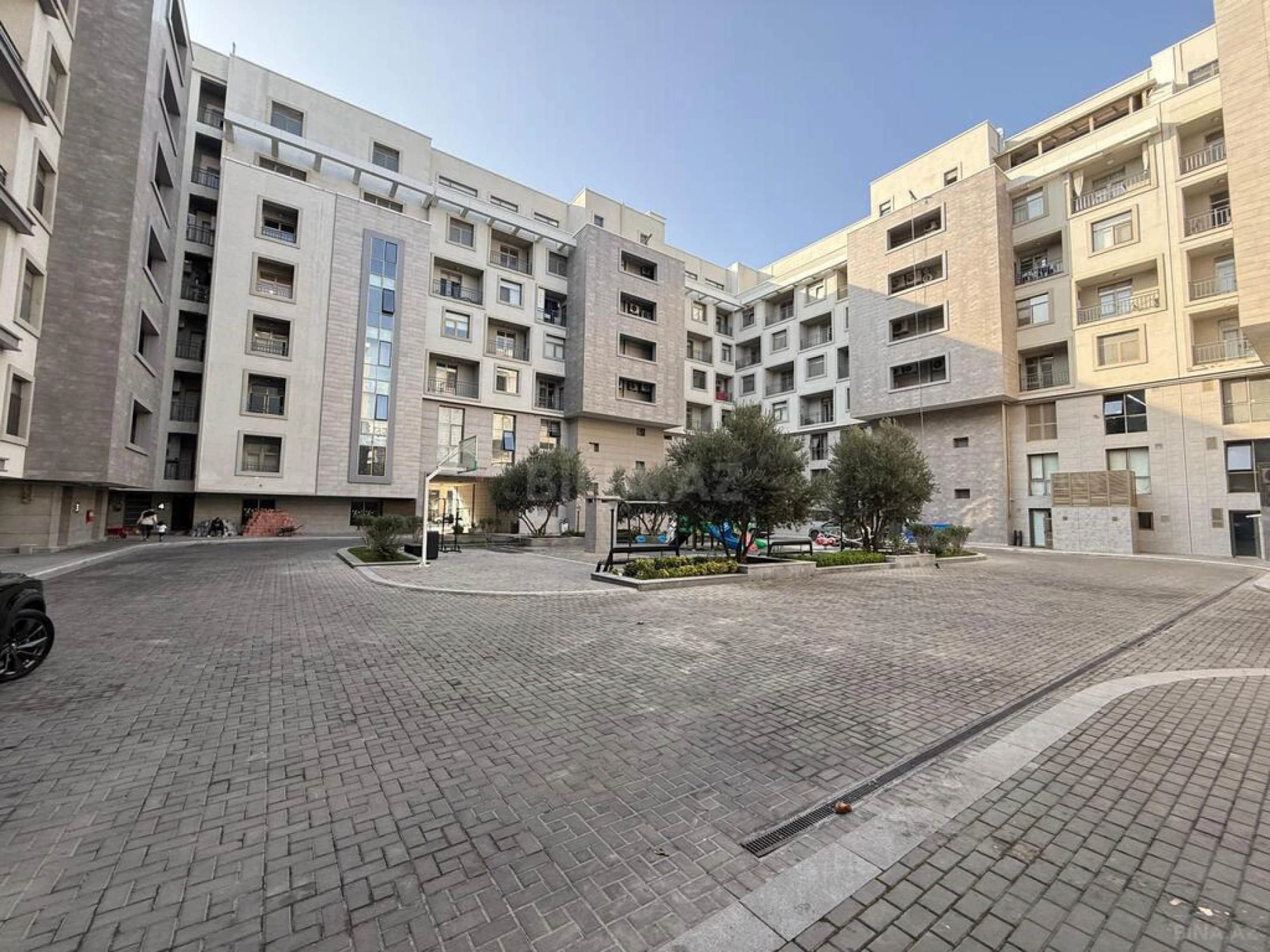 Satılır 8 otaqlı mənzil 750 m²