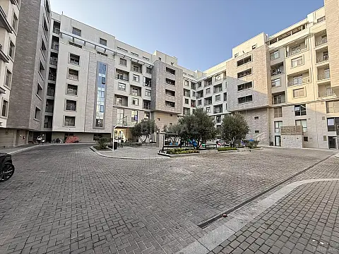 Satılır 8 otaqlı mənzil 750 m²