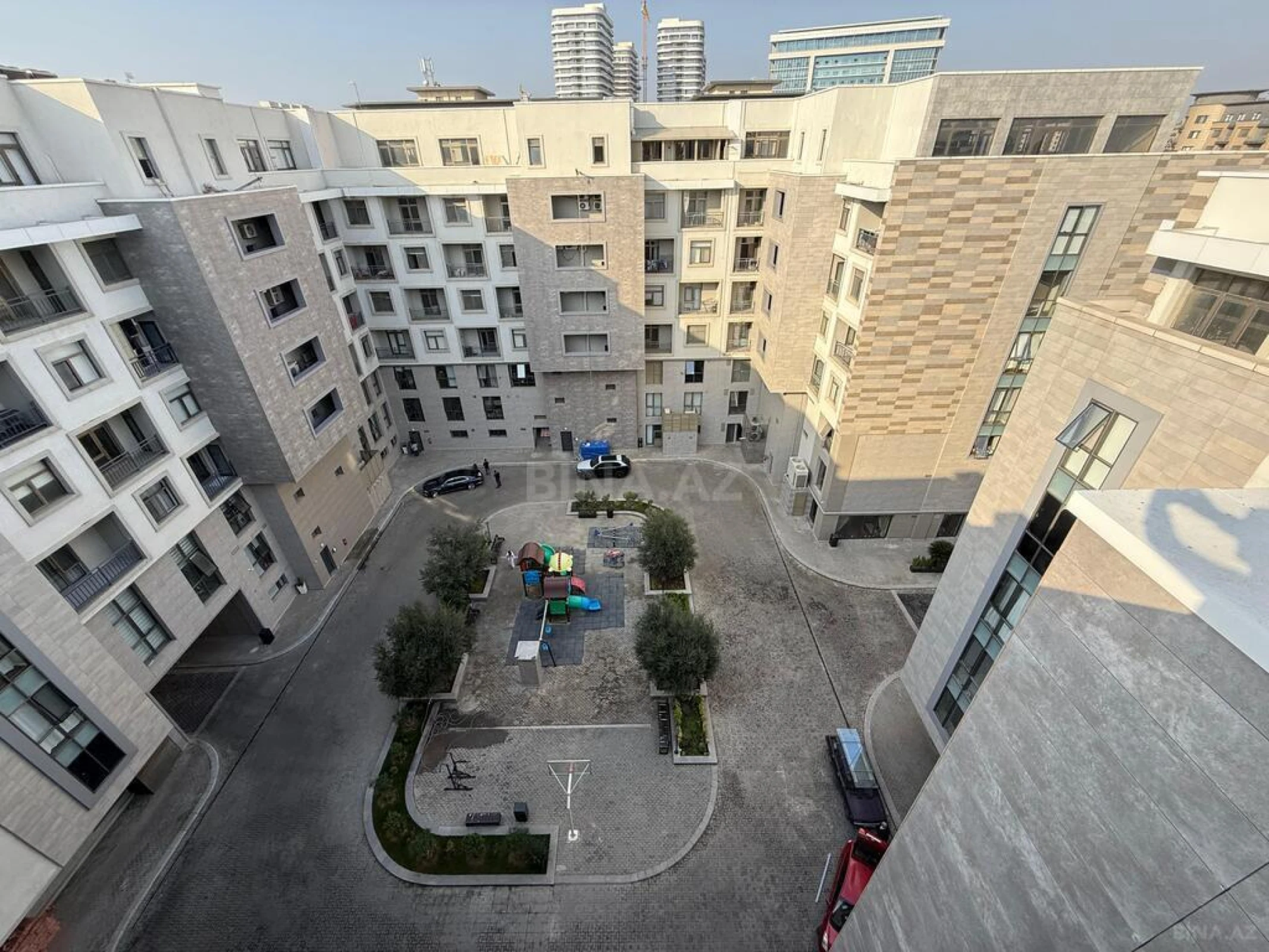 Satılır 8 otaqlı mənzil 750 m²
