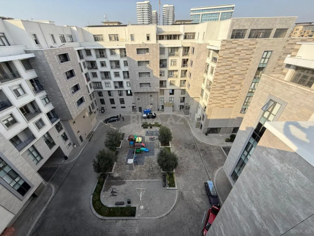 Satılır 8 otaqlı mənzil 750 m²