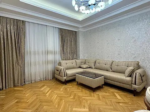 Kirayə verilir 2 otaqlı mənzil 95 m²