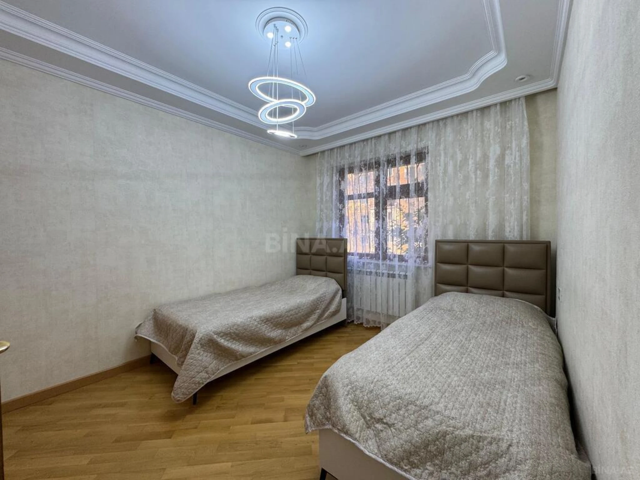 Satılır 4 otaqlı mənzil 140 m²