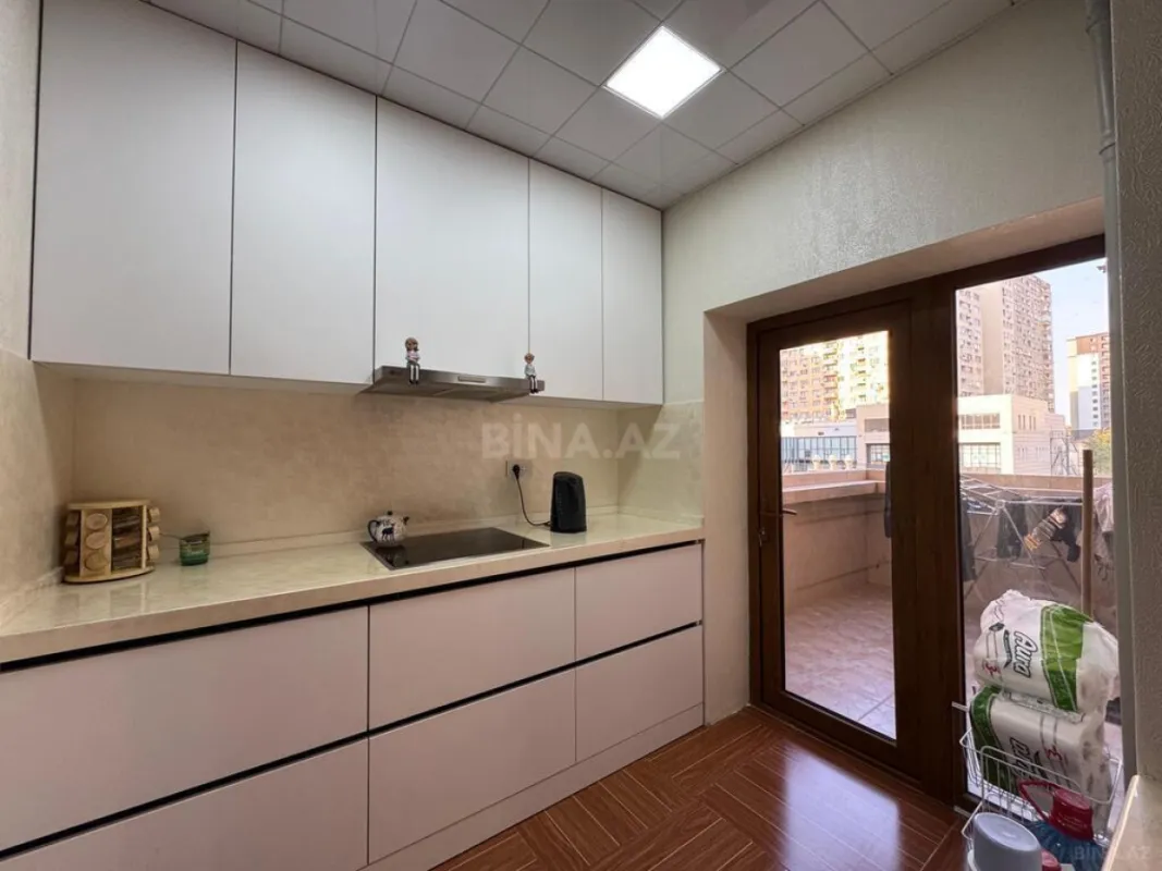 Satılır 4 otaqlı mənzil 140 m²