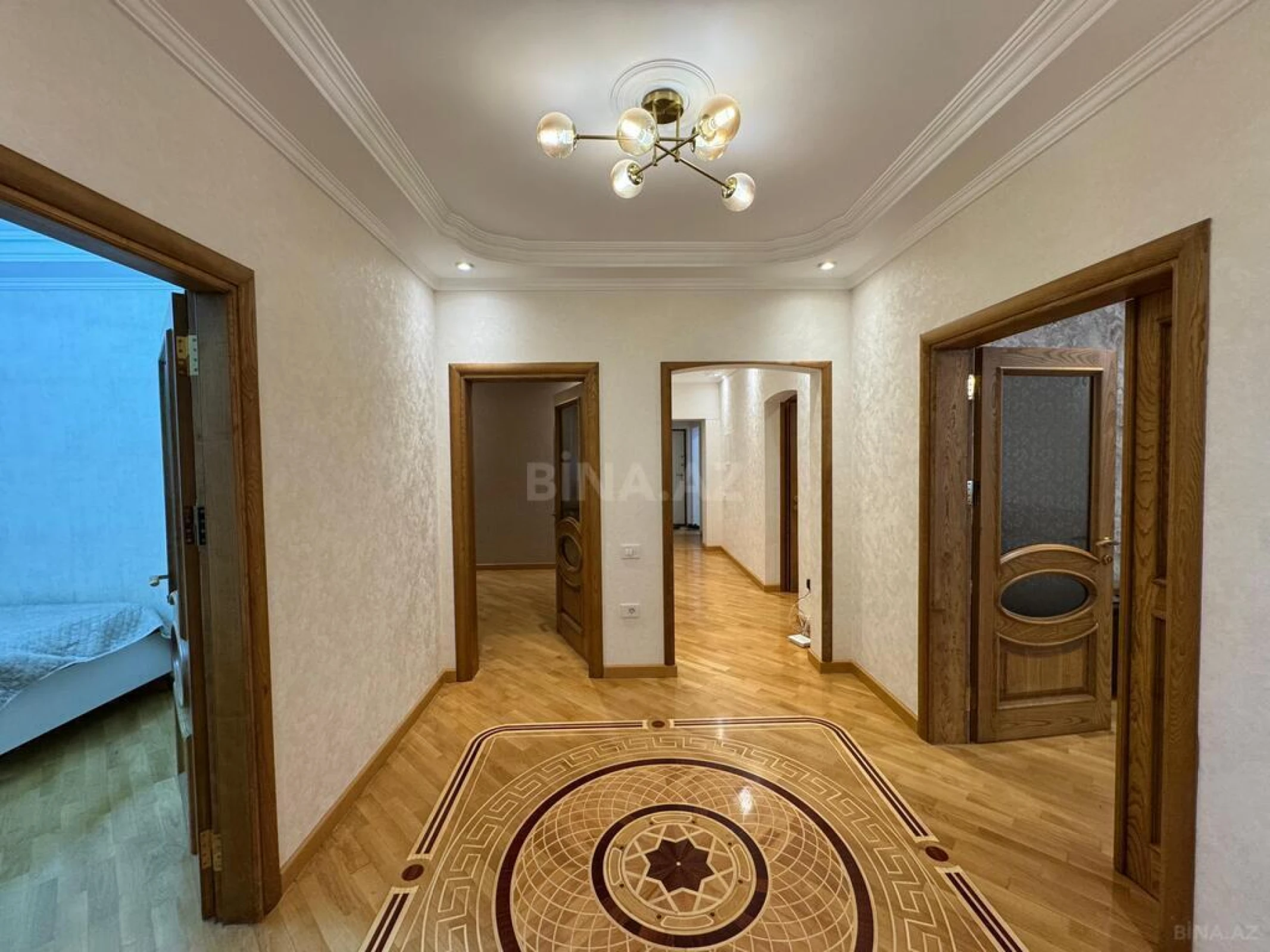 Satılır 4 otaqlı mənzil 140 m²