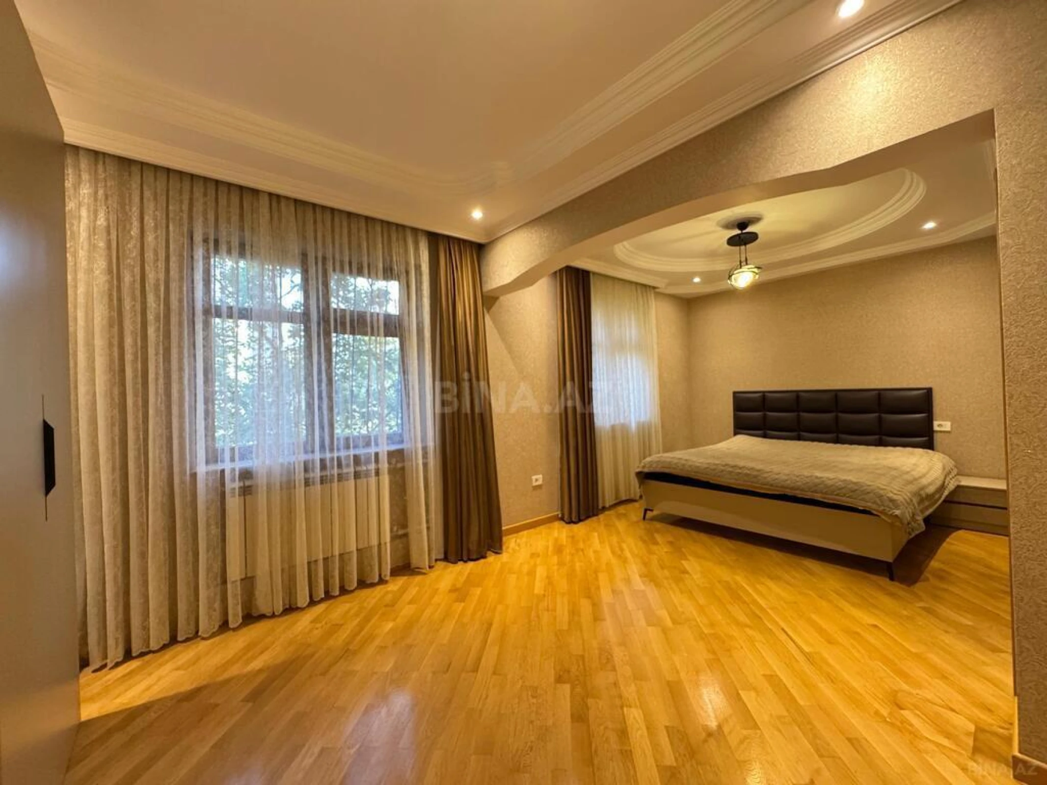 Satılır 4 otaqlı mənzil 140 m²