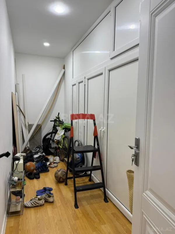 Satılır 4 otaqlı mənzil 140 m²