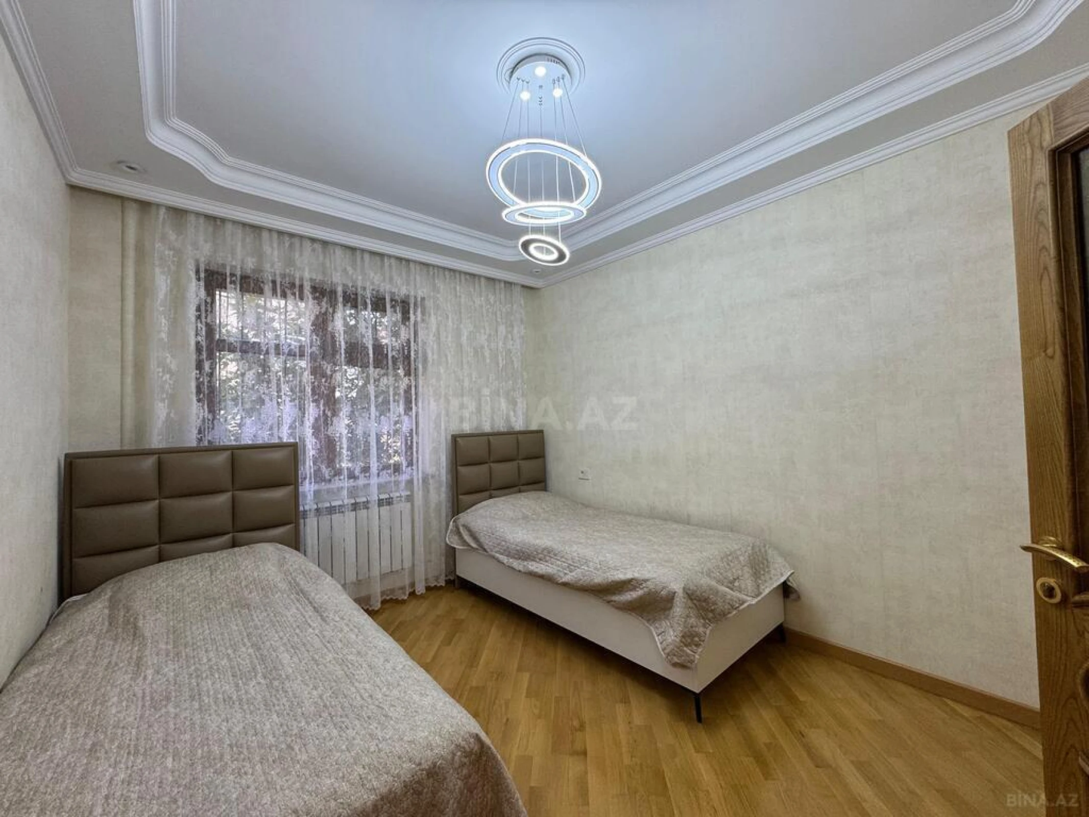Satılır 4 otaqlı mənzil 140 m²