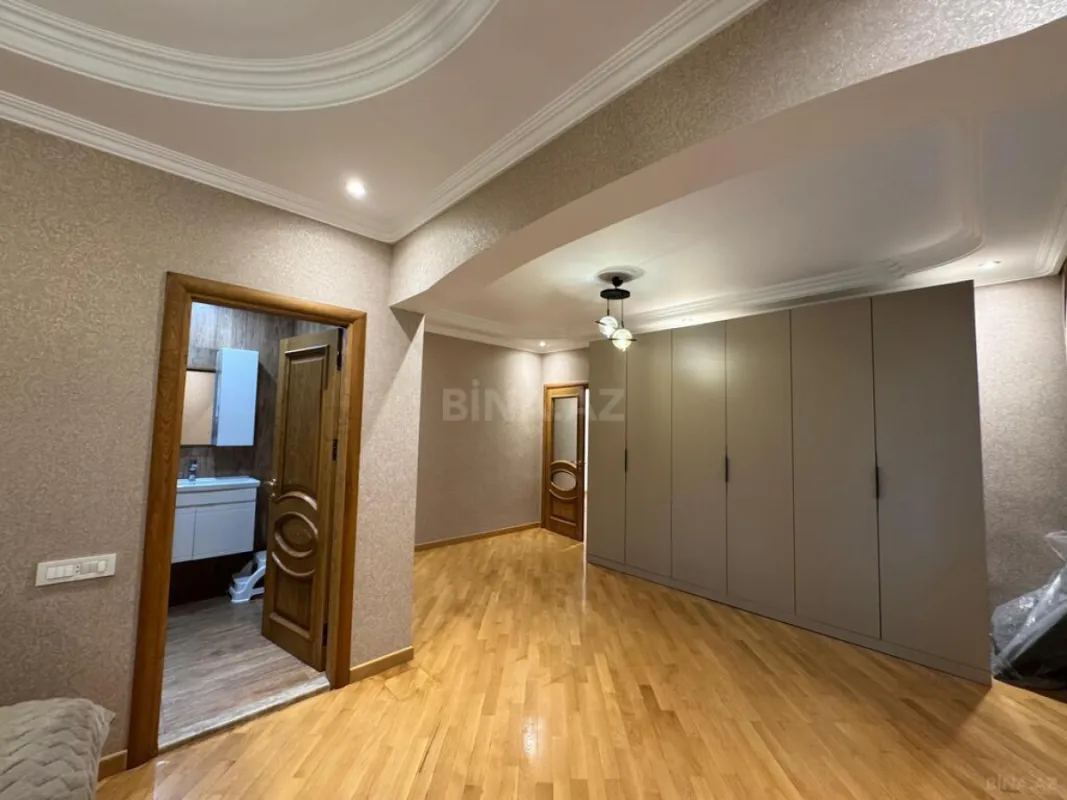 Satılır 4 otaqlı mənzil 140 m²