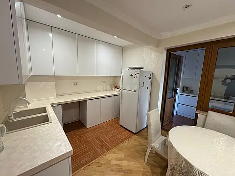 Satılır 4 otaqlı mənzil 140 m²