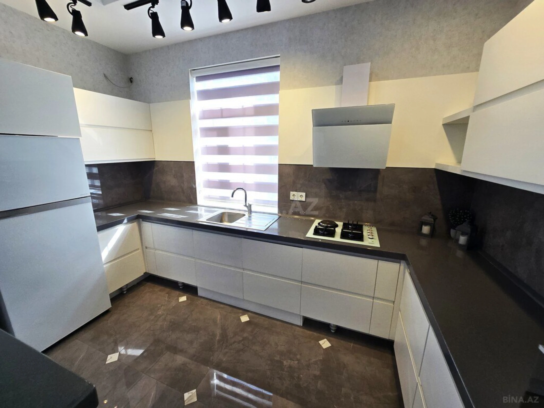 Satılır 5 otaqlı həyət evi 500 m²