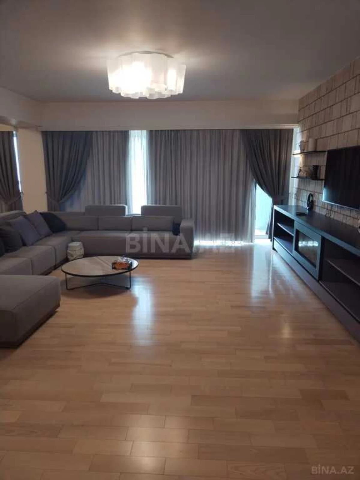 Kirayə verilir 6 otaqlı mənzil 318 m²