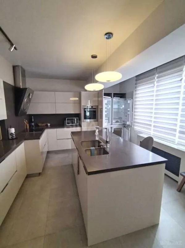 Kirayə verilir 6 otaqlı mənzil 318 m²