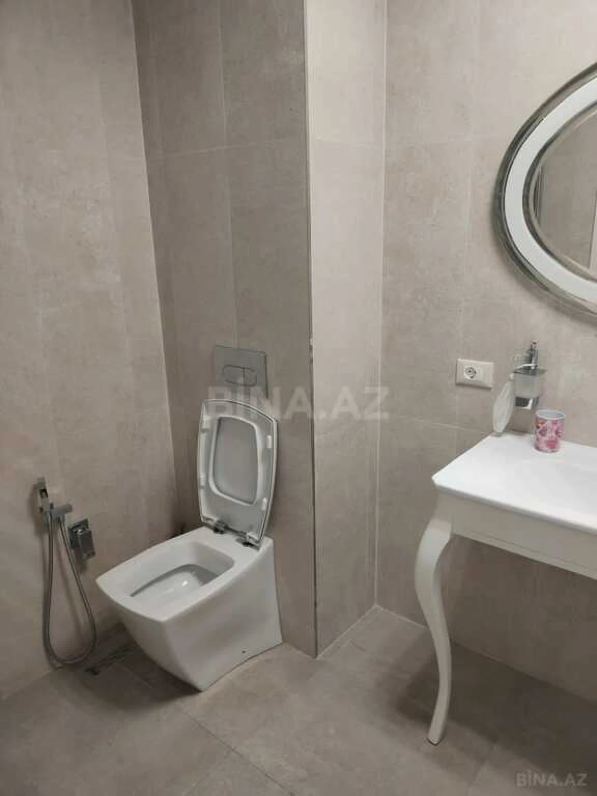 Kirayə verilir 6 otaqlı mənzil 318 m²