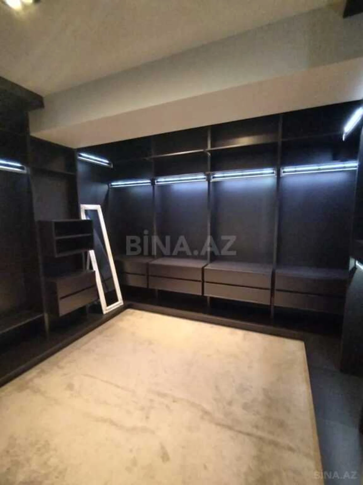 Kirayə verilir 6 otaqlı mənzil 318 m²