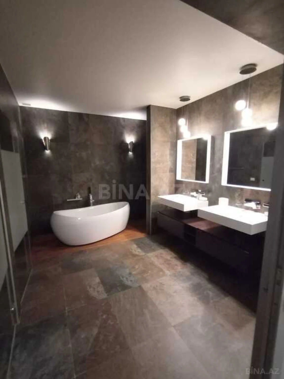 Kirayə verilir 6 otaqlı mənzil 318 m²