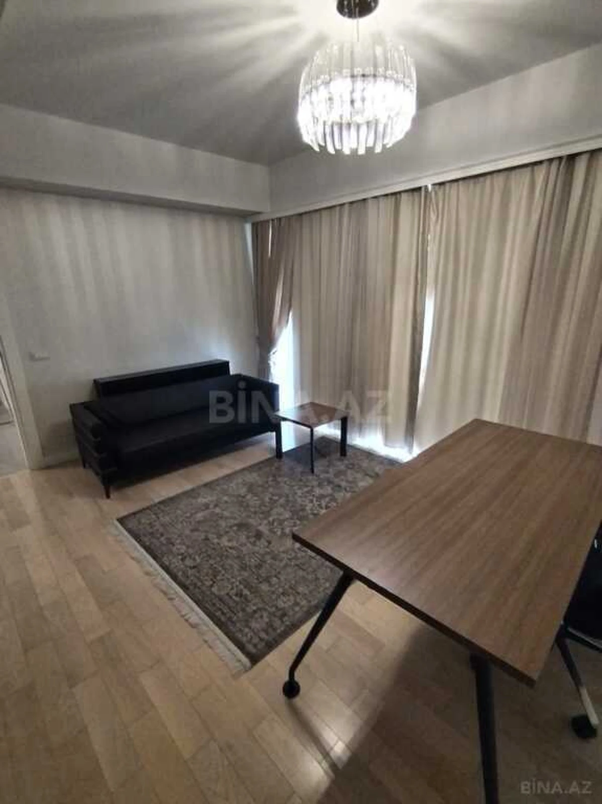 Kirayə verilir 6 otaqlı mənzil 318 m²