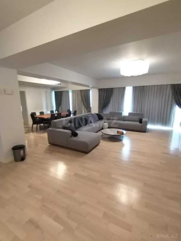Kirayə verilir 6 otaqlı mənzil 318 m²